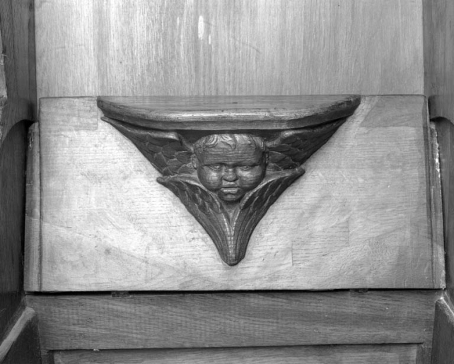 Stalles droites basses : détail d'une miséricorde avec angelot (n° 5). © Yves Sancey / Région Bourgogne-Franche-Comté, Inventaire du patrimoine - 1991