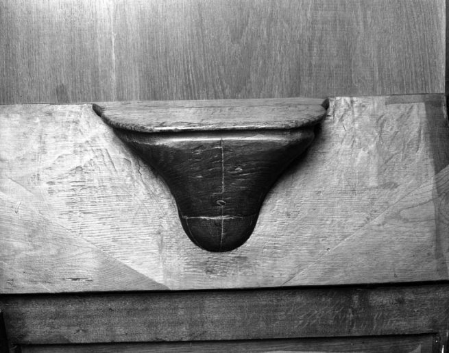 Stalles droites hautes : détail d'une miséricorde sans décor (n° 10). © Yves Sancey / Région Bourgogne-Franche-Comté, Inventaire du patrimoine - 1991