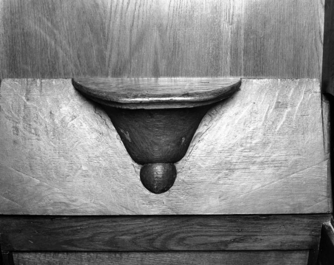 Stalles gauches hautes : détail d'une miséricorde sans décor (n° 10). © Yves Sancey / Région Bourgogne-Franche-Comté, Inventaire du patrimoine - 1991