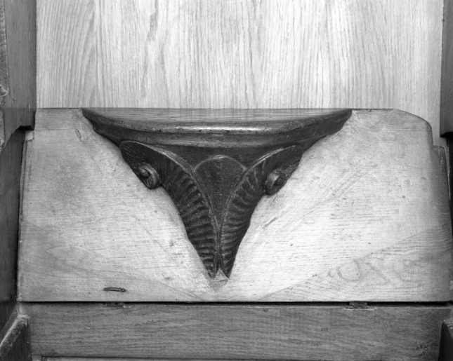 Stalles gauches hautes : détail d'une miséricorde avec décor de cornes enroulées (n° 9). © Yves Sancey / Région Bourgogne-Franche-Comté, Inventaire du patrimoine - 1991