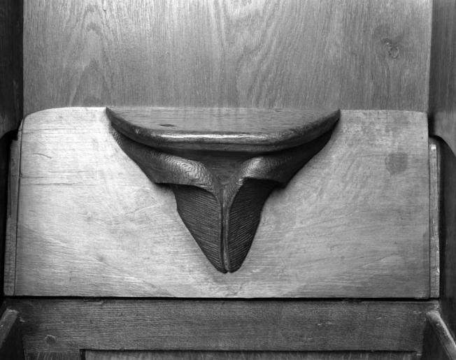 Stalles gauches basses : détail d'une miséricorde avec deux cornes enroulées (n° 4). © Yves Sancey / Région Bourgogne-Franche-Comté, Inventaire du patrimoine - 1991