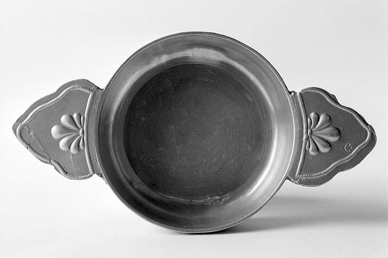 Vue d'ensemble d'une écuelle, de face. © Yves Sancey / Région Bourgogne-Franche-Comté, Inventaire du patrimoine - 1991