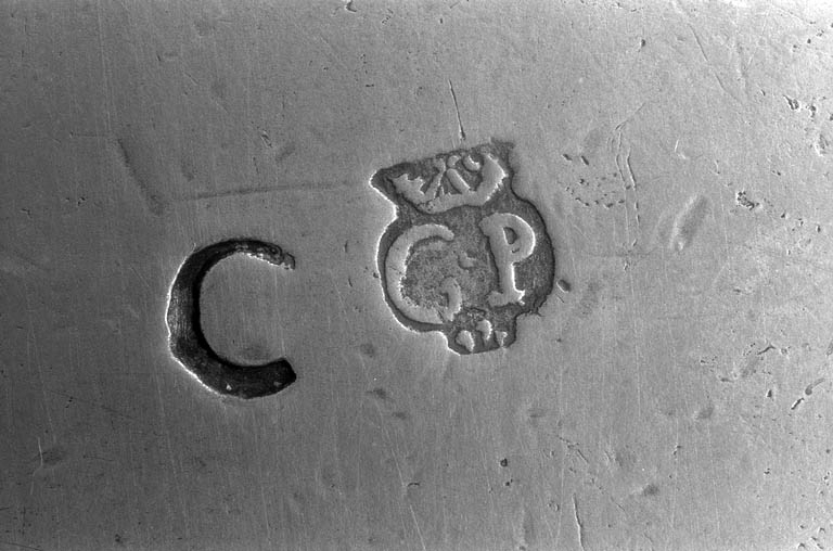 Détail du poinçon du maître potier et de la marque. © Yves Sancey / Région Bourgogne-Franche-Comté, Inventaire du patrimoine - 1991