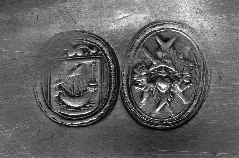 Détail des deux marques de collection. © Yves Sancey / Région Bourgogne-Franche-Comté, Inventaire du patrimoine - 1991