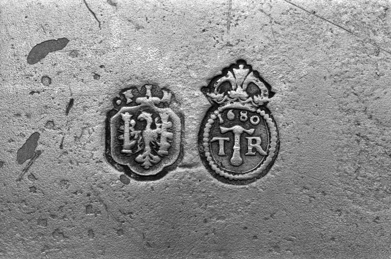 Détail des deux poinçons du maître potier d'étain et de contrôle. © Yves Sancey / Région Bourgogne-Franche-Comté, Inventaire du patrimoine - 1991