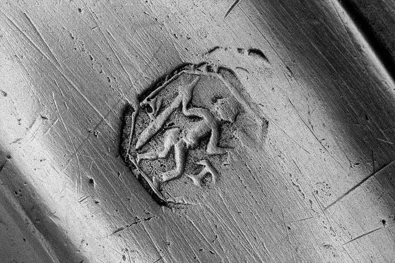 Détail du poiçon de maître potier d'étain. © Yves Sancey / Région Bourgogne-Franche-Comté, Inventaire du patrimoine - 1991