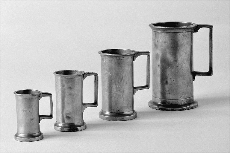 Vue d'ensemble des quatres pichets mesures. © Yves Sancey / Région Bourgogne-Franche-Comté, Inventaire du patrimoine - 1991