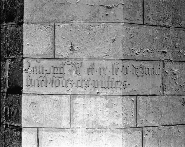 Intérieur : inscription sur un des piliers du transept indiquant sa date de construction. © Yves Sancey / Région Bourgogne-Franche-Comté, Inventaire du patrimoine - 1991
