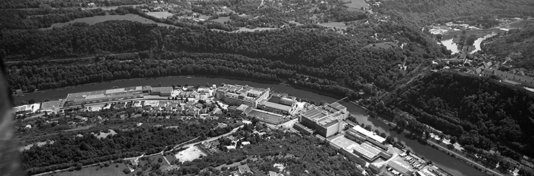 Vue aérienne panoramique rapprochée depuis le nord. © Jean-Pierre Bévalot / Région Bourgogne-Franche-Comté, Inventaire du patrimoine - 1992