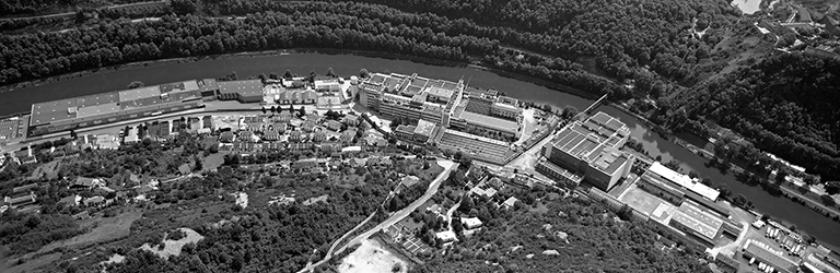 Vue aérienne panoramique rapprochée depuis le nord. © Jean-Pierre Bévalot / Région Bourgogne-Franche-Comté, Inventaire du patrimoine - 1992