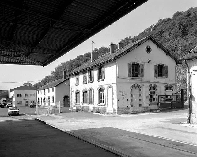 Usine B : entrepôt de matériel et logements, de trois quarts droit. © Yves Sancey / Région Bourgogne-Franche-Comté, Inventaire du patrimoine - 1992