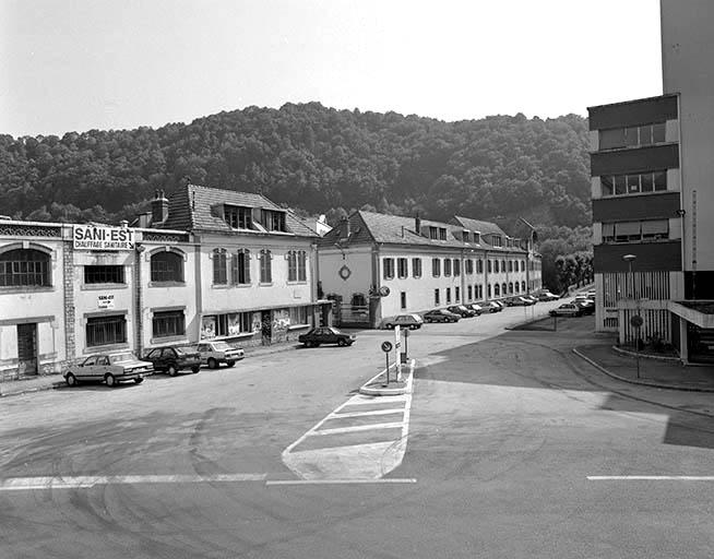 Façade sur rue de la conciergerie (N) et des bureaux (M). © Yves Sancey / Région Bourgogne-Franche-Comté, Inventaire du patrimoine - 1992