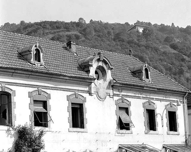 Oeil de boeuf des bureaux (extrémité orientale). L'oeil de boeuf contenait autrefois une horloge. © Yves Sancey / Région Bourgogne-Franche-Comté, Inventaire du patrimoine - 1992