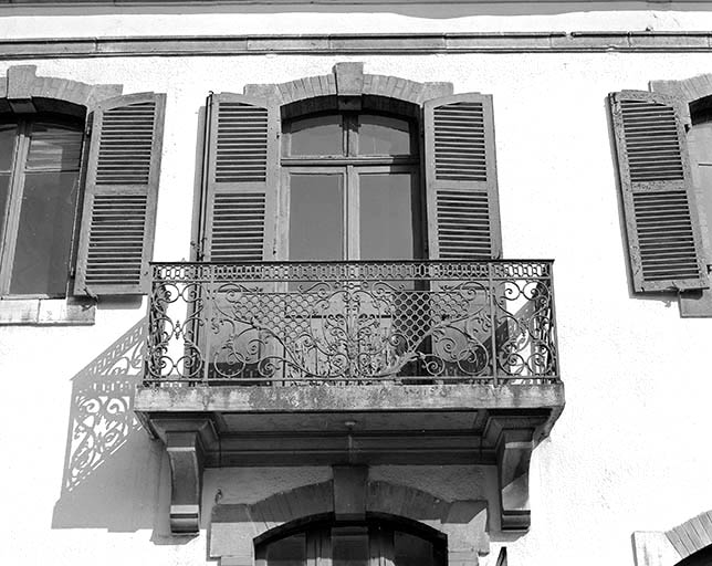 Balcon des bureaux (extrémité occidentale), baie volets ouverts. © Yves Sancey / Région Bourgogne-Franche-Comté, Inventaire du patrimoine - 1992
