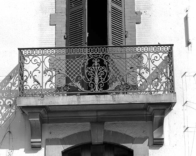 Grille d'un balcon des bureaux (extrémité occidentale). © Yves Sancey / Région Bourgogne-Franche-Comté, Inventaire du patrimoine - 1992
