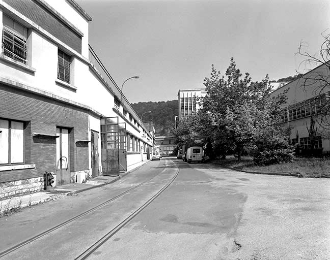 Allée centrale de l'usine A depuis l'entrée. Atelier de réparation à gauche. © Yves Sancey / Région Bourgogne-Franche-Comté, Inventaire du patrimoine - 1992