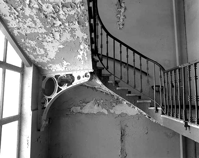 Escalier de la cantine : rampe et console. © Yves Sancey / Région Bourgogne-Franche-Comté, Inventaire du patrimoine - 1992