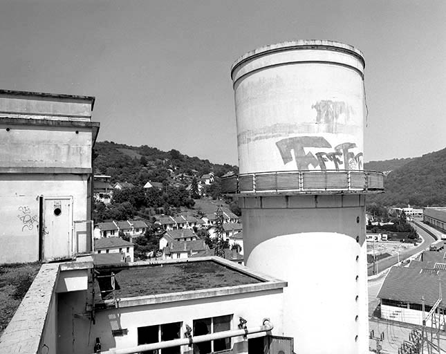 Château d'eau et cité ouvrière depuis le haut de l'atelier d'étirage nylon (NE3). © Yves Sancey / Région Bourgogne-Franche-Comté, Inventaire du patrimoine - 1992