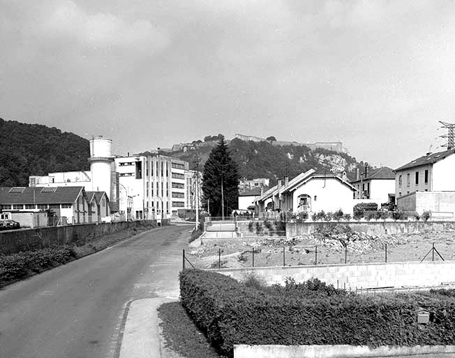 Chemin des Prés de Vaux : usine A et cité ouvrière. © Yves Sancey / Région Bourgogne-Franche-Comté, Inventaire du patrimoine - 1992
