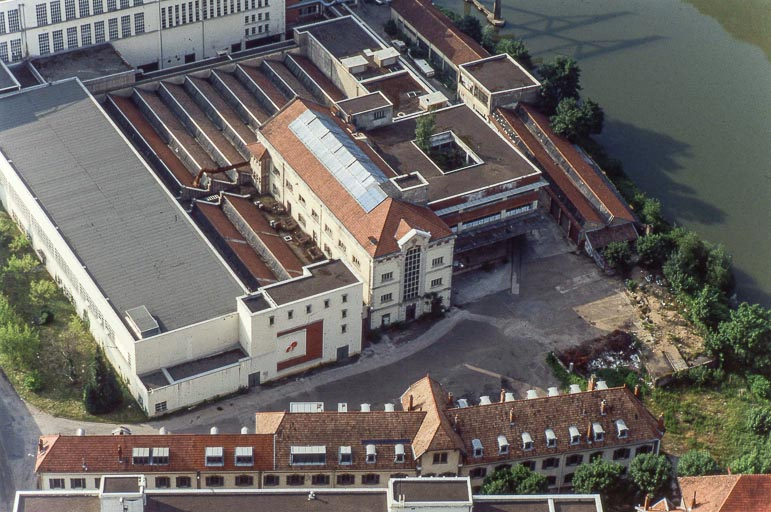 Vue aérienne de l'usine A depuis le nord-ouest : atelier de fabrication (S), cantine et bureaux. © Jean-Pierre Bévalot / Région Bourgogne-Franche-Comté, Inventaire du patrimoine - 1992