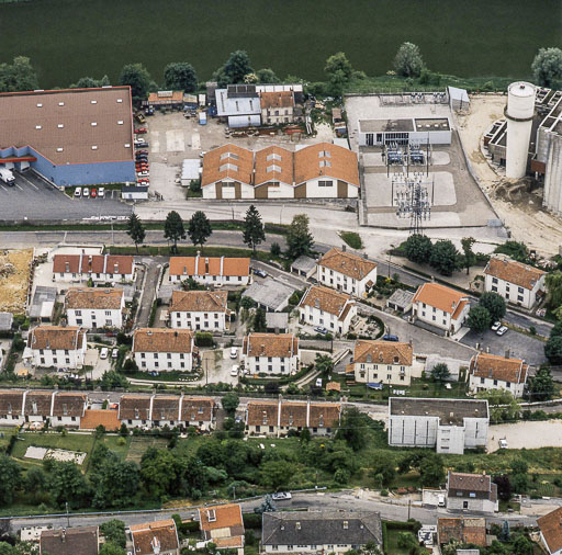 Vue aérienne de la cité ouvrière, depuis le nord-est. © Jean-Pierre Bévalot / Région Bourgogne-Franche-Comté, Inventaire du patrimoine - 1992