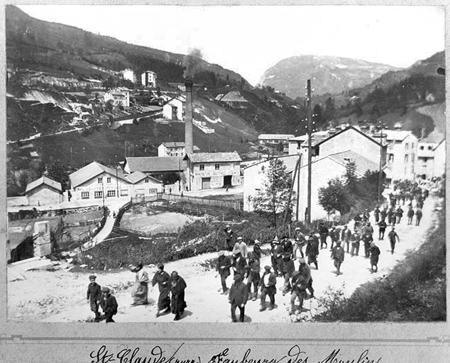 St-Claude (Jura). Faubourg des Moulins. Usine de l'Ebonite : la sortie des ouvriers à midi. © Jérôme  Mongreville (reproduction), E. Mandrillon / Région Bourgogne-Franche-Comté, Inventaire du patrimoine - 1992