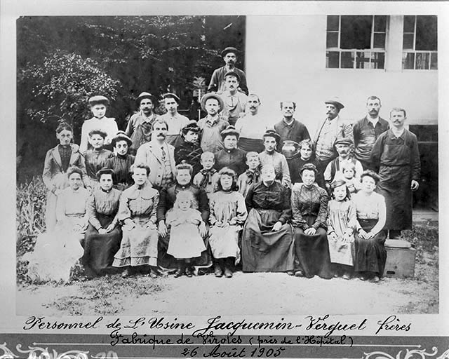 Personnel de l'Usine Jacquemin-Verguet frères. Fabrique de Viroles (près de l'Hôpital). © Jérôme  Mongreville (reproduction) / Région Bourgogne-Franche-Comté, Inventaire du patrimoine - 1992