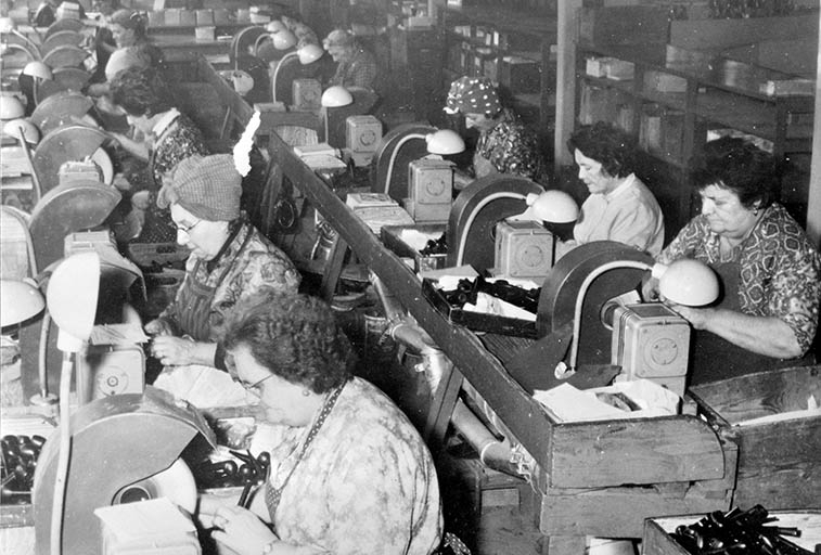 [Polisseuses au travail]. © Jérôme  Mongreville (reproduction) / Région Bourgogne-Franche-Comté, Inventaire du patrimoine - 1992