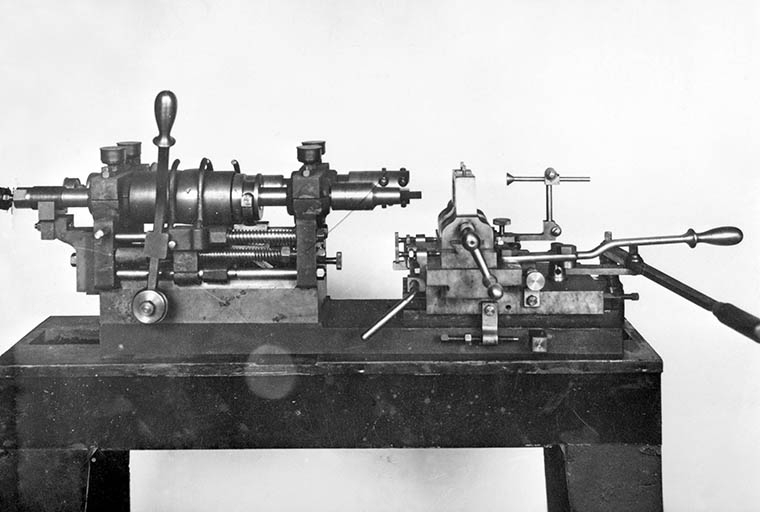 Industrie de la pipe : machine à percer et à tarauder les tuyaux. © Jérôme  Mongreville (reproduction) / Région Bourgogne-Franche-Comté, Inventaire du patrimoine - 1992