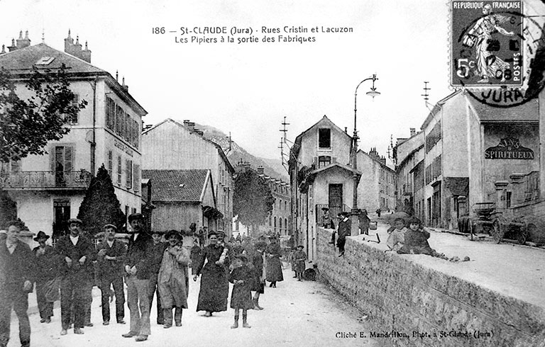 St-Claude (Jura) - Rues Cristin et Lacuzon. Les Pipiers à la sortie des Fabriques. © Jérôme  Mongreville (reproduction), E. Mandrillon / Région Bourgogne-Franche-Comté, Inventaire du patrimoine - 1992