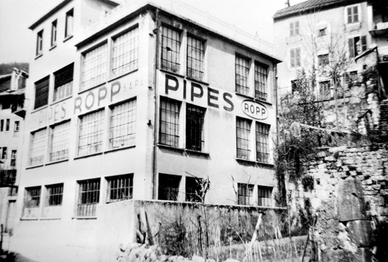 [Façade antérieure de trois quarts droite]. © Jérôme  Mongreville (reproduction) / Région Bourgogne-Franche-Comté, Inventaire du patrimoine - 1992