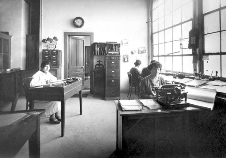 Un bureau, en 1926. © Jérôme  Mongreville (reproduction) / Région Bourgogne-Franche-Comté, Inventaire du patrimoine - 1992