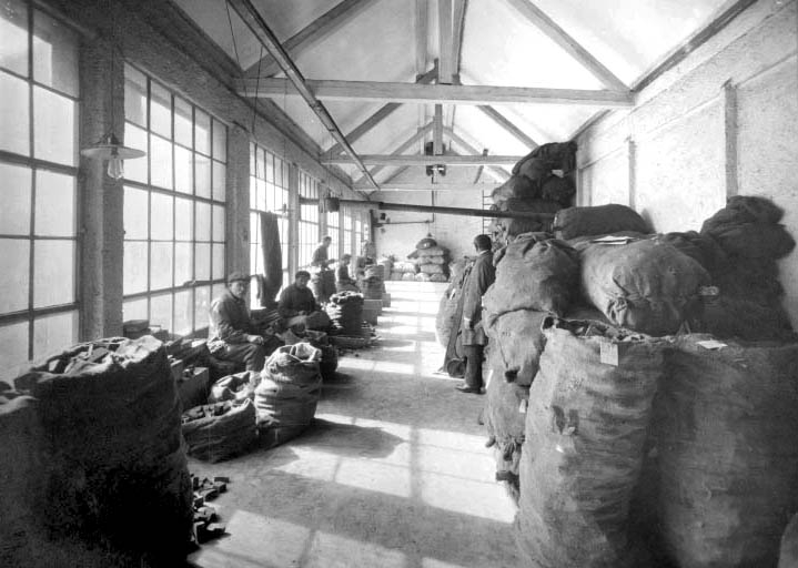 Triage des ébauchons, en 1926. © Jérôme  Mongreville (reproduction) / Région Bourgogne-Franche-Comté, Inventaire du patrimoine - 1992