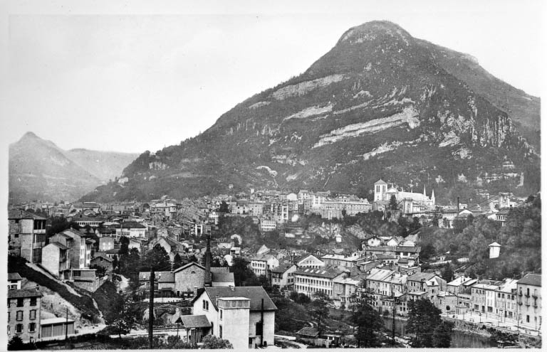 Saint-Claude (Jura) - Vue Générale et le Mont Bayard (alt. 990 m.). © Jérôme  Mongreville (reproduction) / Région Bourgogne-Franche-Comté, Inventaire du patrimoine - 1992