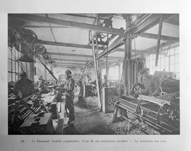 Le Diamant, Société coopérative - L'un de ses nouveaux services - La tournerie sur bois, début des années 1920. © Jérôme  Mongreville (reproduction) / Région Bourgogne-Franche-Comté, Inventaire du patrimoine - 1992