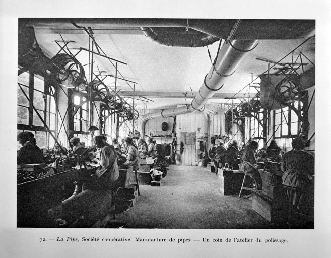 La Pipe, Société coopérative. Manufacture de pipes - Un coin de l'atelier du polissage, s.d. [vers 1922]. © Jérôme  Mongreville (reproduction) / Région Bourgogne-Franche-Comté, Inventaire du patrimoine - 1992