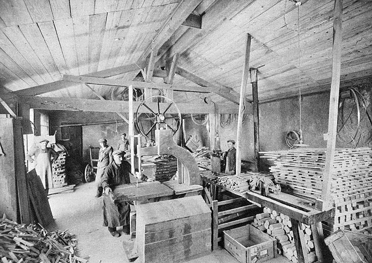 La Tournerie ouvrière (détaillage des bois), Société coopérative à Lavans-les-St-Claude, début des années 1920. © Jérôme Mongreville / Région Bourgogne-Franche-Comté, Inventaire du patrimoine - 1992