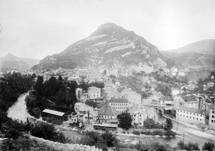 Vue d'ensemble depuis le sud-ouest. © Jérôme  Mongreville (reproduction) / Région Bourgogne-Franche-Comté, Inventaire du patrimoine - 1992 Vue d'ensemble depuis le sud-ouest. © Jérôme  Mongreville (reproduction) / Région Bourgogne-Franche-Comté, Inventaire du patrimoine - 1992