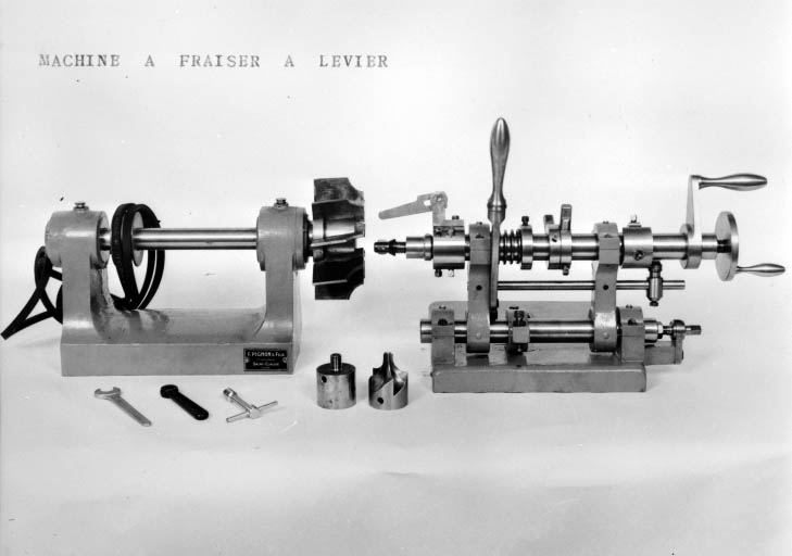 Industrie de la pipe : machine à fraiser à levier. © Jérôme  Mongreville (reproduction) / Région Bourgogne-Franche-Comté, Inventaire du patrimoine - 1992