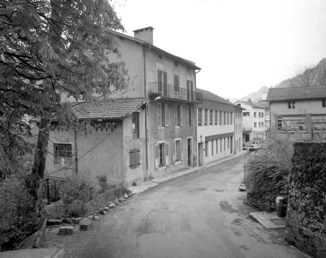 Façade antérieure de trois quarts gauche. © Jérôme Mongreville / Région Bourgogne-Franche-Comté, Inventaire du patrimoine - 1992
