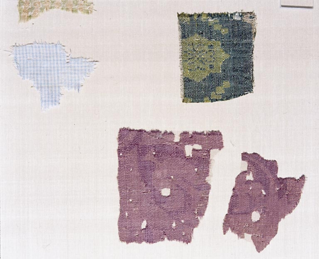 Fragments de lampas et de samit. © Jérôme Mongreville / Région Bourgogne-Franche-Comté, Inventaire du patrimoine - 1992