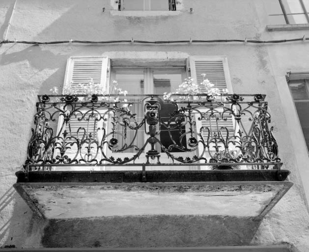 Balcon du magasin industriel et logement d'ouvriers, rue des Petites Etapes, vu de face. © Jérôme Mongreville / Région Bourgogne-Franche-Comté, Inventaire du patrimoine - 1992