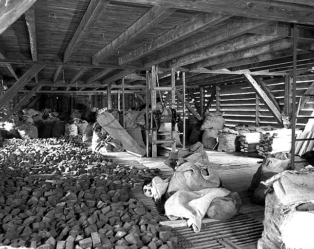 Intérieur du séchoir à ébauchons. © Jérôme Mongreville / Région Bourgogne-Franche-Comté, Inventaire du patrimoine - 1992