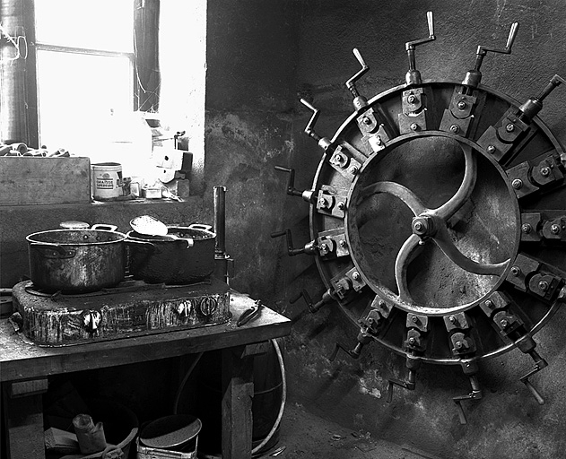 Atelier de fabrication des tuyaux en corne. Grillée pour en «tirer le nerf», la corne est redressée, tournée pour obtenir le tuyau, percée puis cintrée. © Jérôme Mongreville / Région Bourgogne-Franche-Comté, Inventaire du patrimoine - 1992