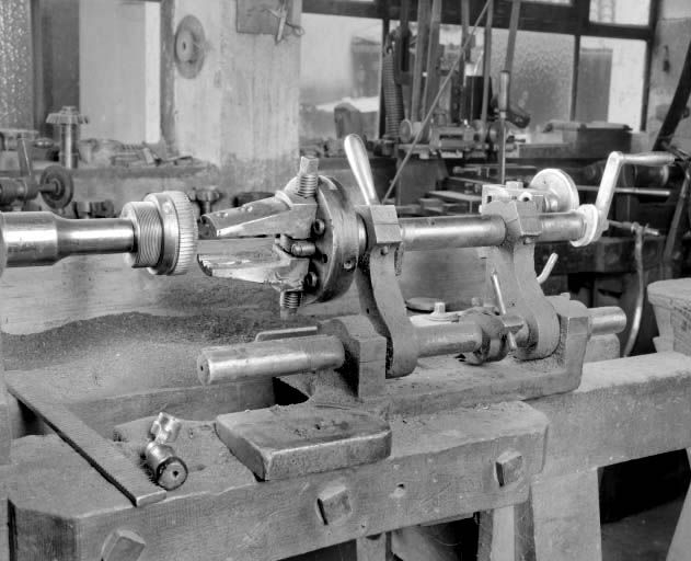 Détail de la fraise et du support de pièce, dans l'atelier d'ébauchage en 1992. © Jérôme Mongreville / Région Bourgogne-Franche-Comté, Inventaire du patrimoine - 1992