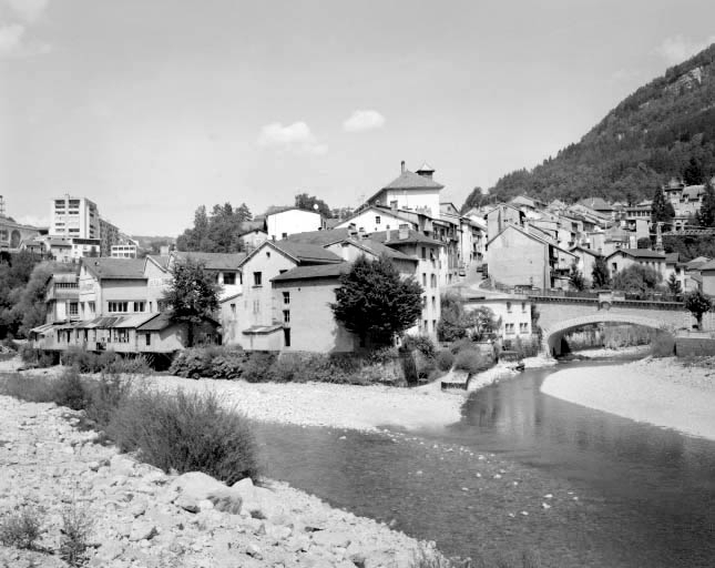 Vue d'ensemble depuis le sud-ouest (au confluent de la Bienne et du Tacon). © Jérôme Mongreville / Région Bourgogne-Franche-Comté, Inventaire du patrimoine - 1992 Vue d'ensemble depuis le sud-ouest (au confluent de la Bienne et du Tacon). © Jérôme Mongreville / Région Bourgogne-Franche-Comté, Inventaire du patrimoine - 1992