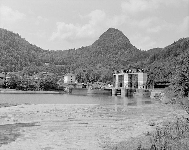 Au centre, le mont Truffet. © Jérôme Mongreville / Région Bourgogne-Franche-Comté, Inventaire du patrimoine - 1992