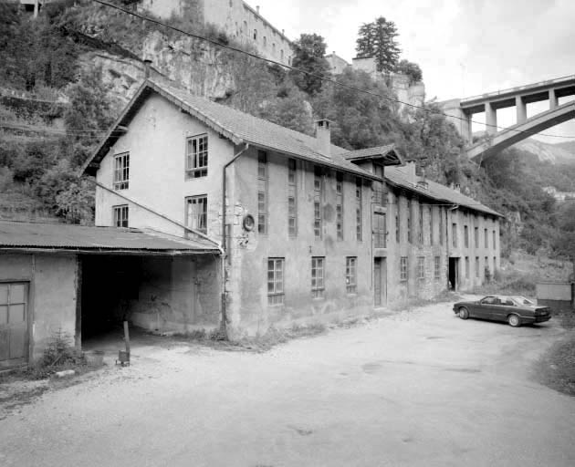 Façade sur cour des séchoirs à ébauchons. Ancienne forge à gauche. © Jérôme Mongreville / Région Bourgogne-Franche-Comté, Inventaire du patrimoine - 1992