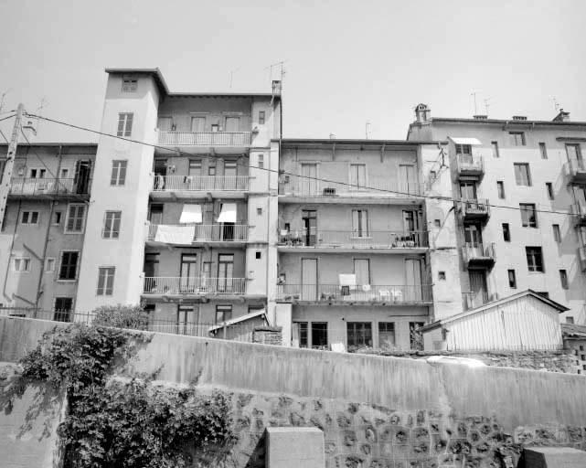 Façade postérieure des immeubles de la rue Lançon. © Jérôme Mongreville / Région Bourgogne-Franche-Comté, Inventaire du patrimoine - 1992