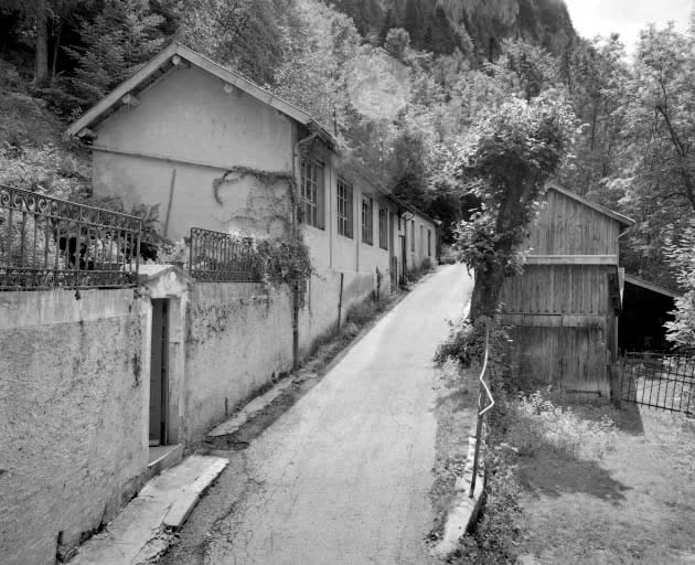 Ateliers désaffectés, hangar et remise. Inscription Orolith sur la mur pignon à gauche. © Jérôme Mongreville / Région Bourgogne-Franche-Comté, Inventaire du patrimoine - 1992